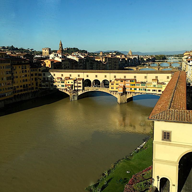 Ponte Vecchio par un matin lumineux depuis la galerie des Offices, Florence, Toscane, Italie