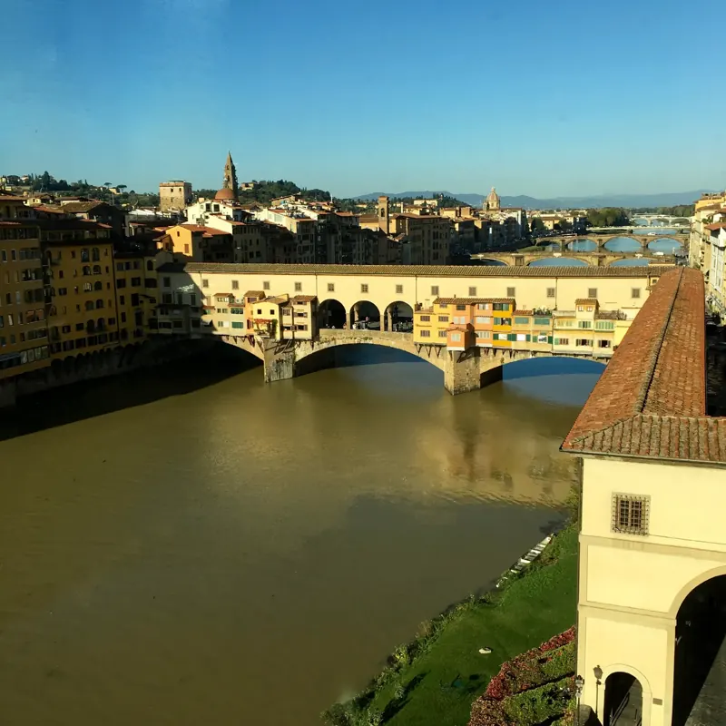 Ponte Vecchio par un matin lumineux depuis la galerie des Offices