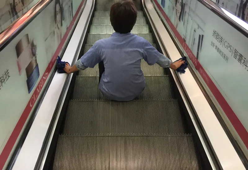 Nettoyage des escalators, façon chinoise !